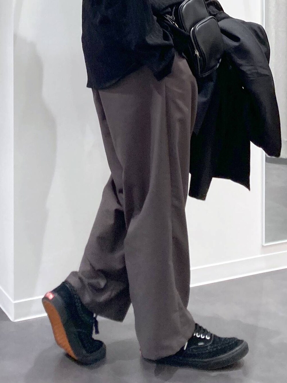 ブラック系のシャツ/ブラウス、ブラック系のショルダーバッグ、グレー系のその他パンツを着用したメンズの春コーディネートの9枚目の写真