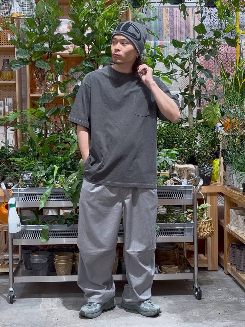 グレー系のスラックス、ブラック系のTシャツ/カットソーを着用したメンズの夏コーディネートの5枚目の写真