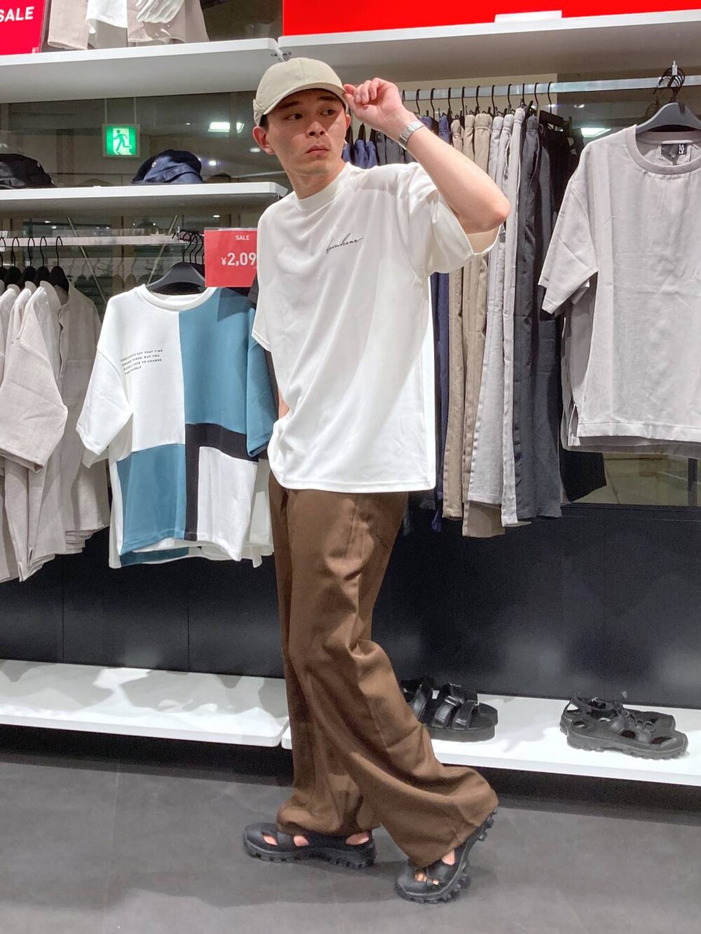 ブラック系のサンダル、ホワイト系のTシャツ/カットソー、ブラウン系のその他パンツを着用したメンズの夏コーディネートの7枚目の写真