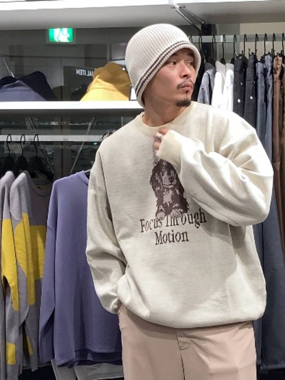 ベージュ系のその他パンツ、ベージュ系のニット/セーター、ベージュ系のニットキャップ/ビーニーを着用したメンズの秋コーディネートの6枚目の写真