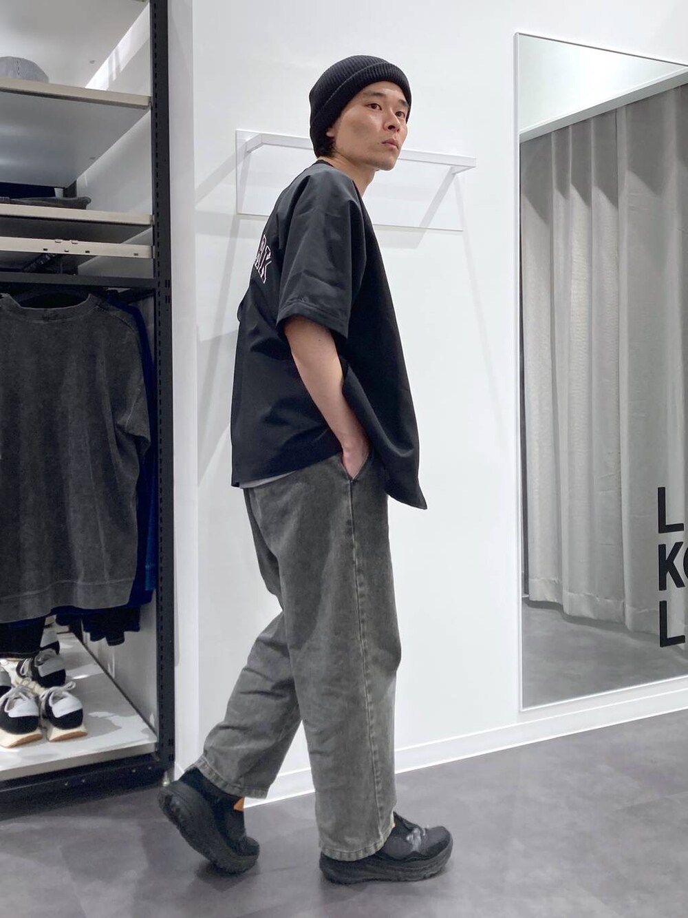 ブラック系のシャツ/ブラウス、グリーン系のデニムパンツ、グレー系のTシャツ/カットソーを着用したメンズの春コーディネートの3枚目の写真