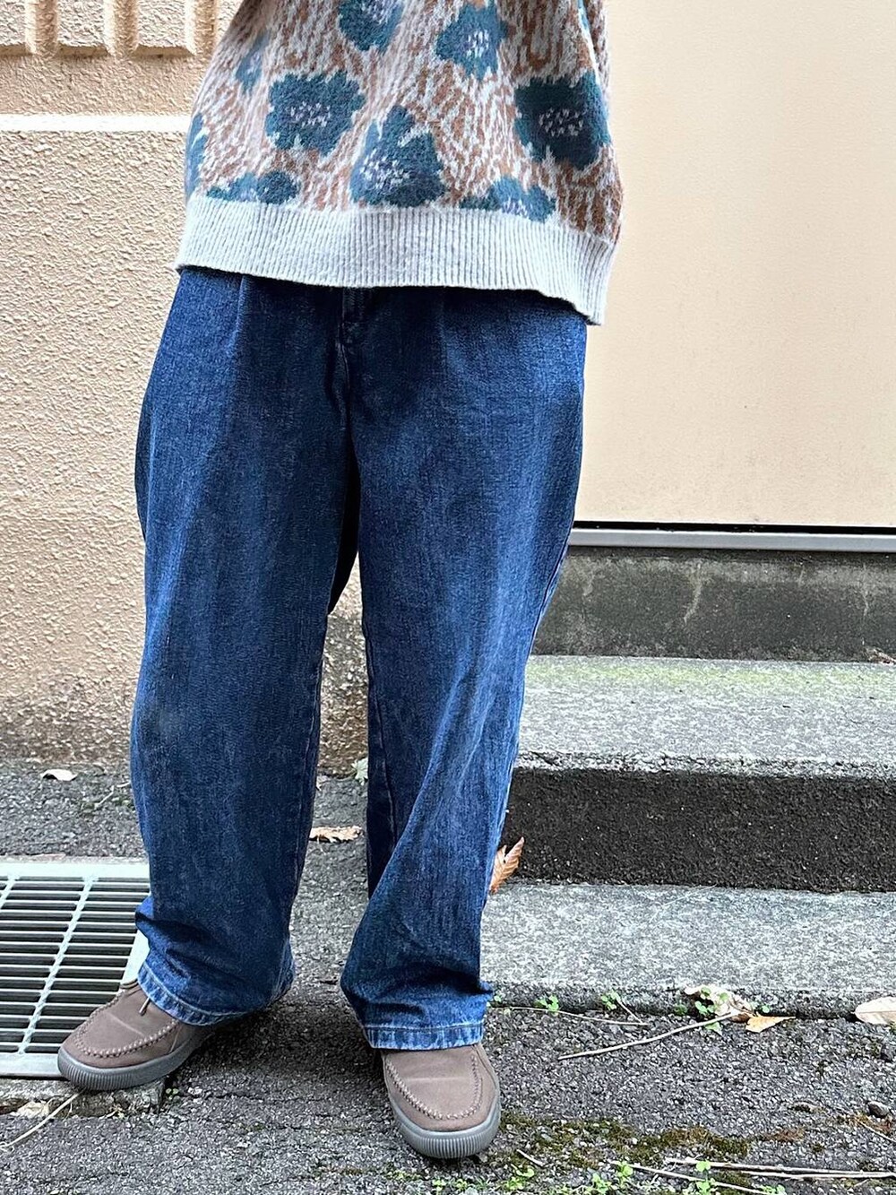 ブルー系のニット/セーター、ブルー系のデニムパンツを着用したメンズの秋コーディネートの4枚目の写真