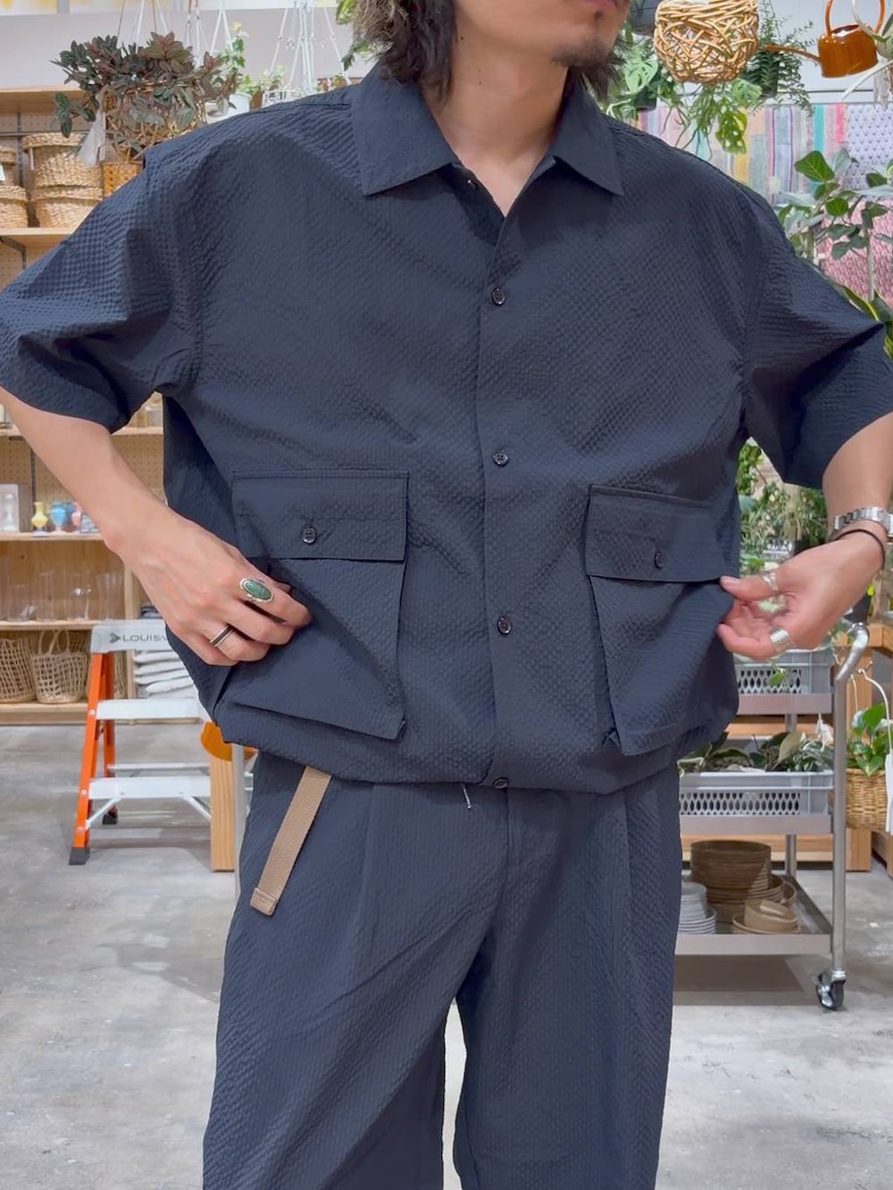 ブルー系のその他パンツ、ブルー系のシャツ/ブラウス、ブラック系のサンダルを着用したメンズの夏コーディネートの4枚目の写真