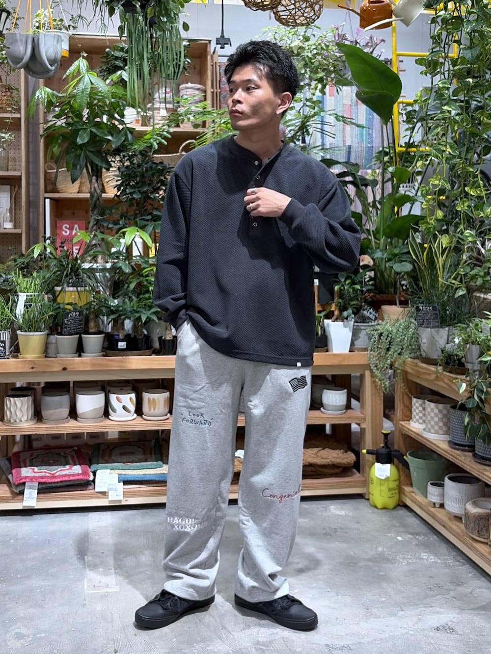 グレー系のスウェットパンツ、グレー系のTシャツ/カットソーを着用したメンズの秋コーディネートの9枚目の写真