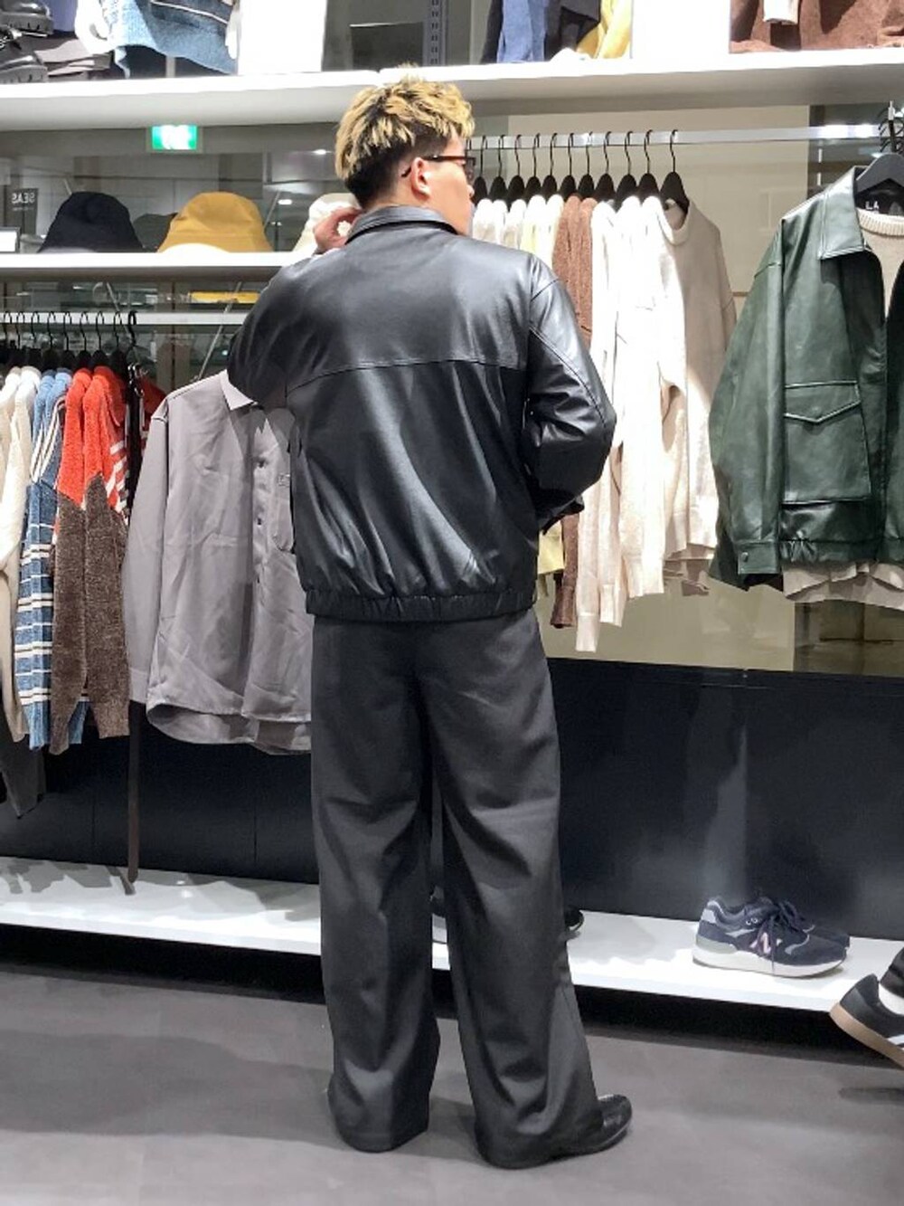 ブラック系のスラックス、ブラック系のブルゾン、ブラック系のサングラスを着用したメンズの秋コーディネートの2枚目の写真