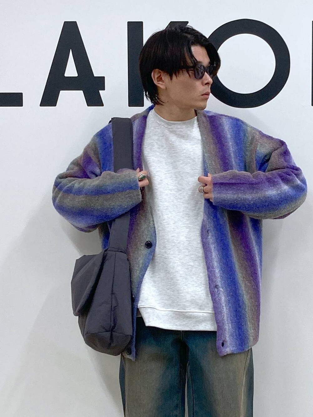 ブルー系のデニムパンツ、パープル系のカーディガン/ボレロ、グレー系のスウェットを着用したメンズの冬コーディネートの8枚目の写真