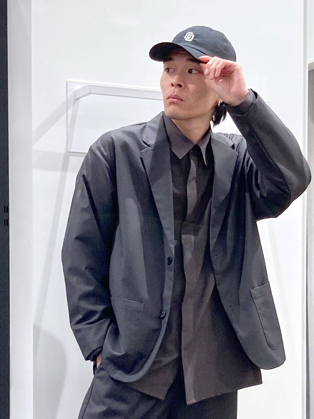 ブラック系のローファー、グレー系のテーラードジャケット、グレー系のシャツ/ブラウスを着用したメンズの春コーディネートの7枚目の写真