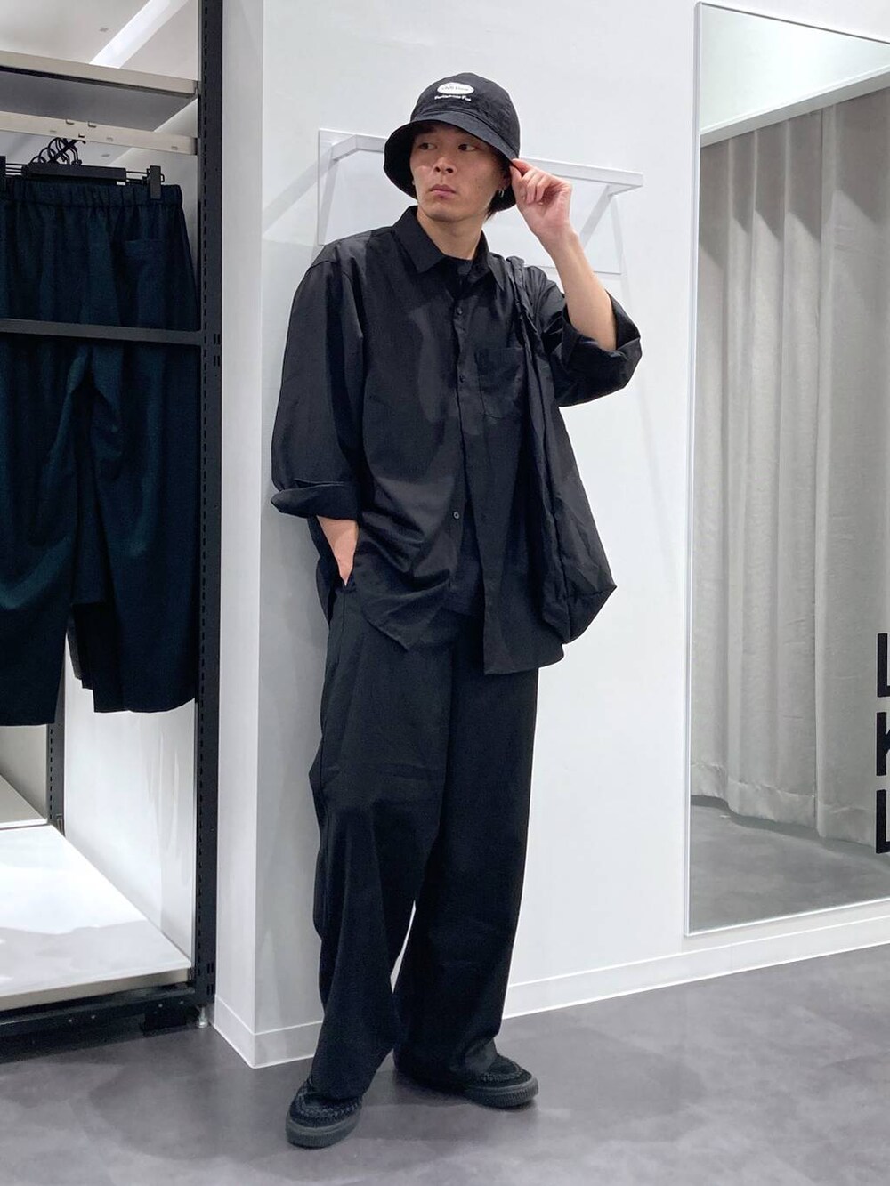 ブラック系のTシャツ/カットソー、ブラック系のシャツ/ブラウス、ブラック系のその他パンツを着用したメンズの夏コーディネートの5枚目の写真