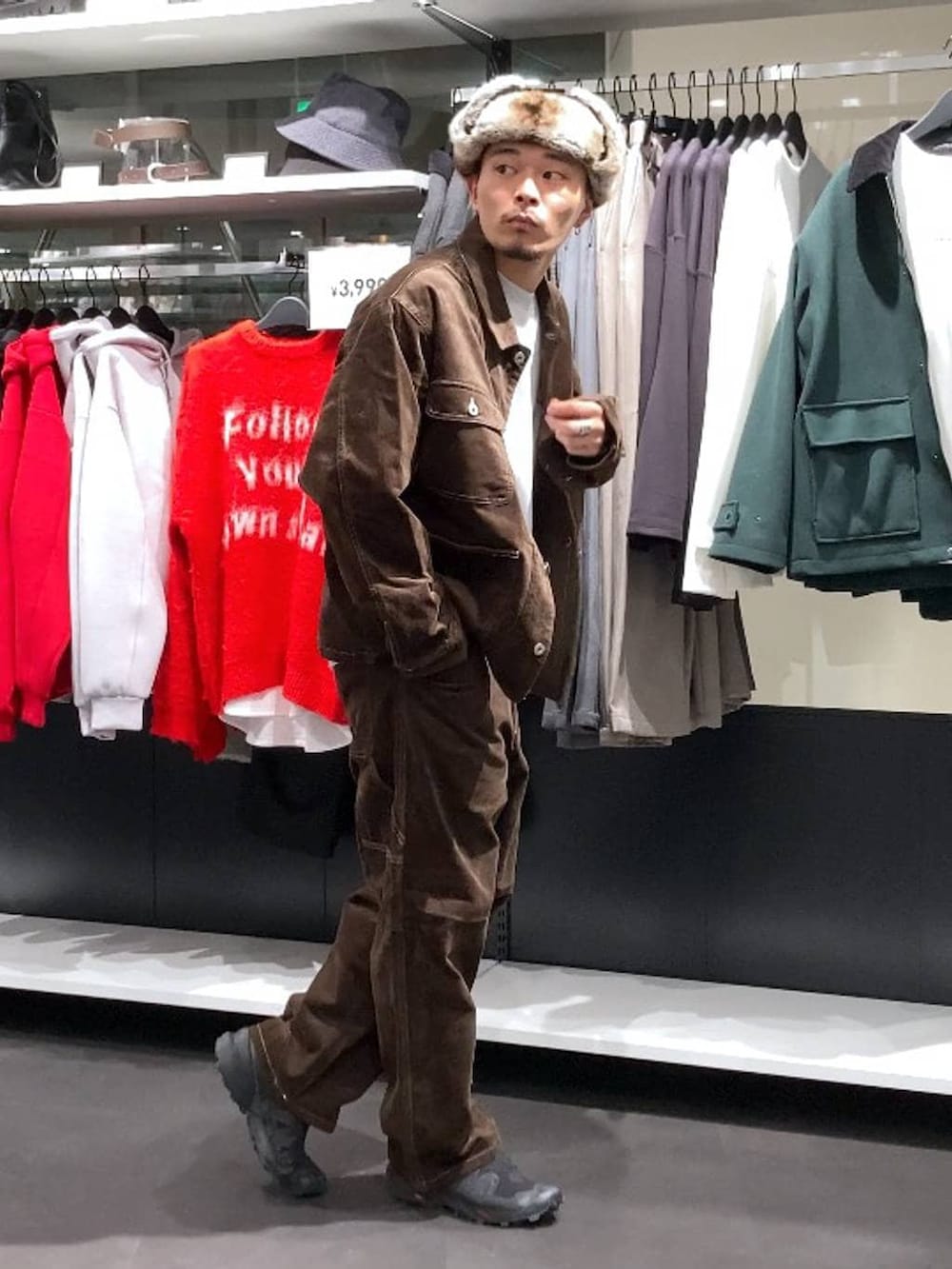 ブラウン系のその他パンツ、グレー系のスウェット、ブラウン系のブルゾンを着用したメンズの秋コーディネートの3枚目の写真