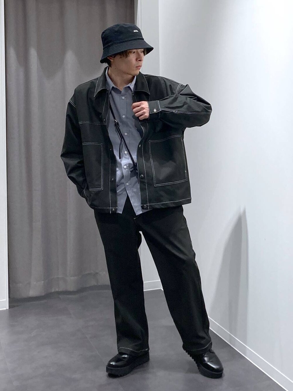 ブラック系のドレスシューズ、ブラック系のその他パンツ、ブラック系のショルダーバッグを着用したメンズの冬コーディネートの7枚目の写真