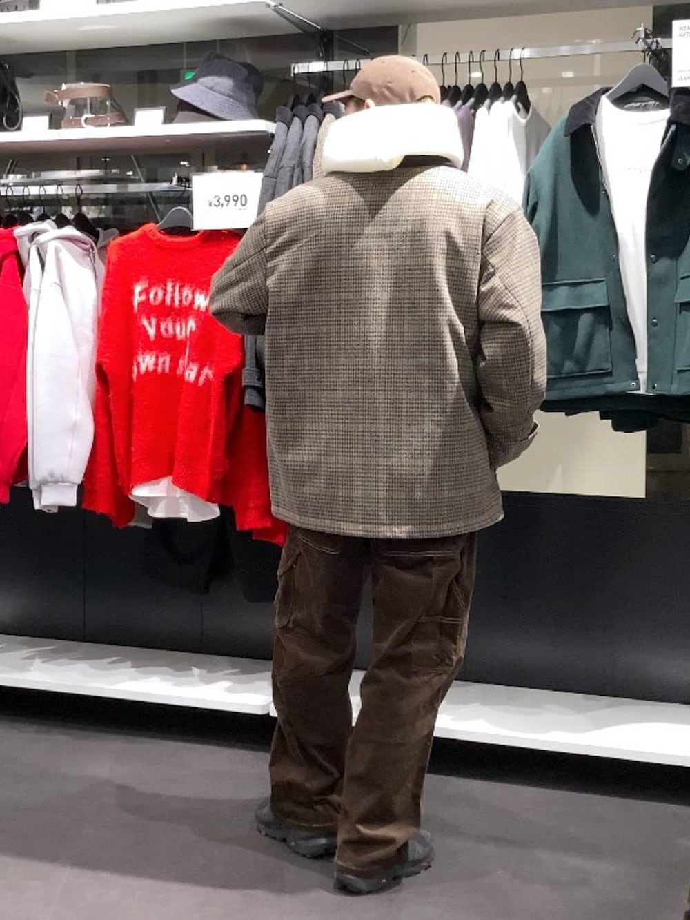 ベージュ系のブルゾン、ブラウン系のその他パンツ、ホワイト系のパーカーを着用したメンズの秋コーディネートの2枚目の写真