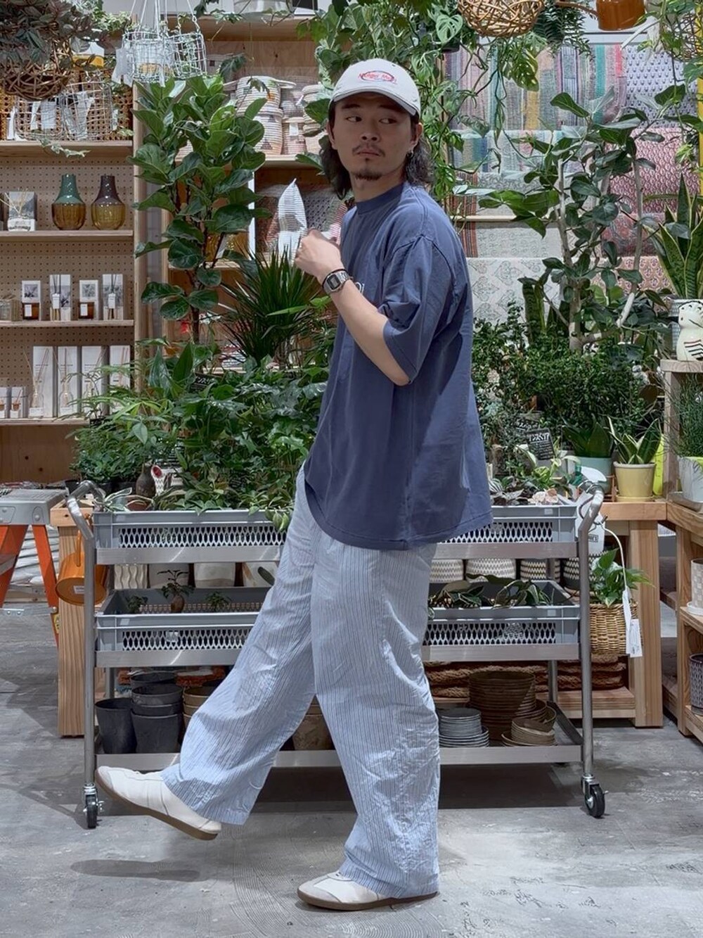 ブルー系のその他パンツ、ブルー系のTシャツ/カットソーを着用したメンズの夏コーディネートの4枚目の写真