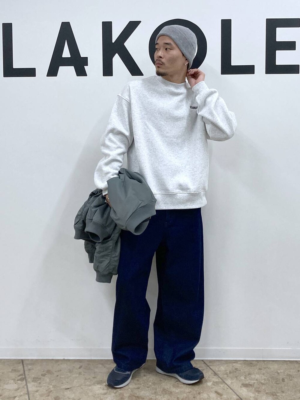 ブルー系のスニーカー、グリーン系のブルゾン、ブルー系のデニムパンツを着用したメンズの冬コーディネートの5枚目の写真