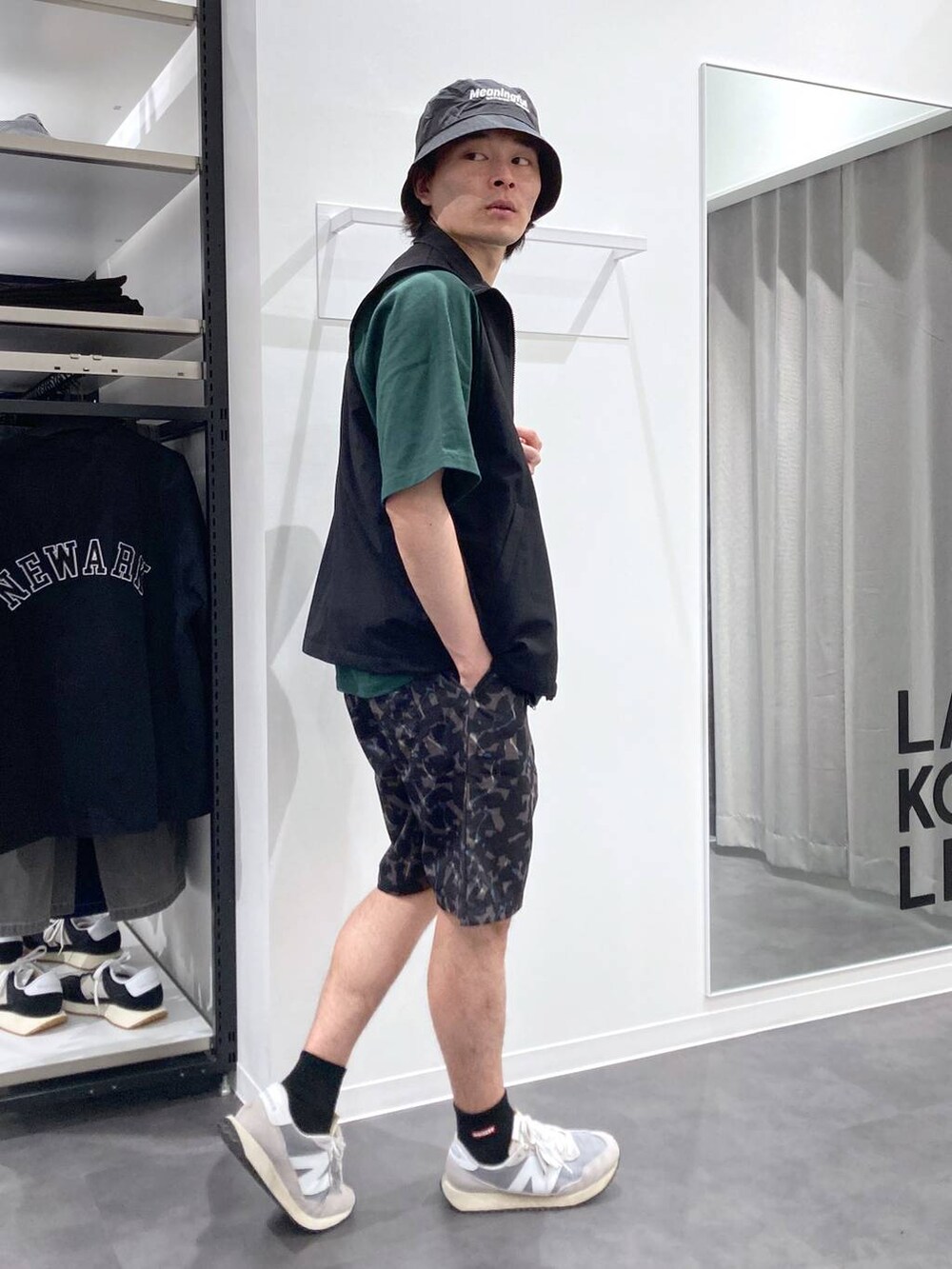 グレー系のスニーカーを着用したメンズの春コーディネートの4枚目の写真