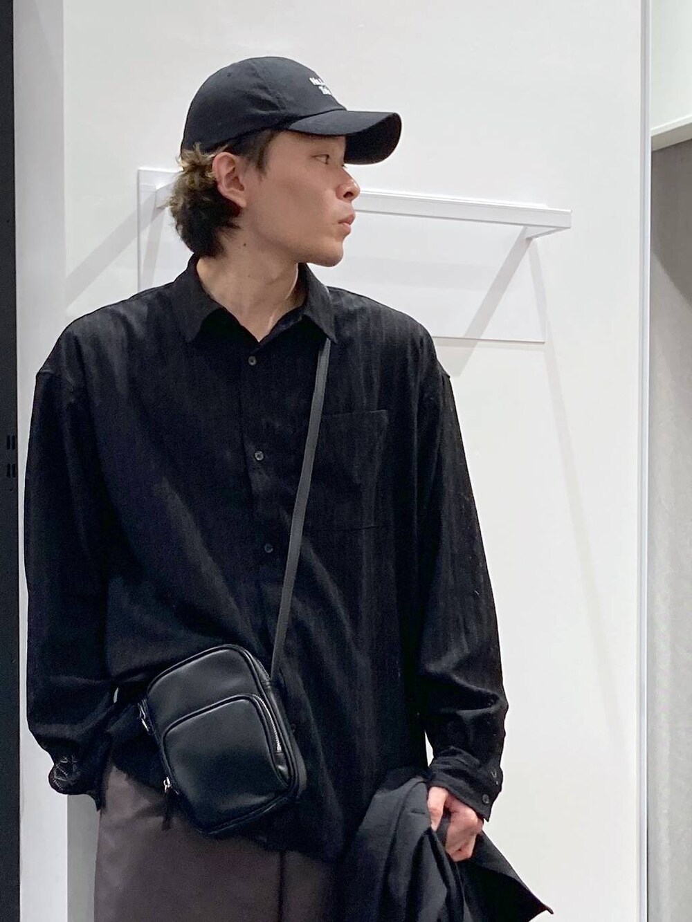 ブラック系のシャツ/ブラウス、ブラック系のショルダーバッグ、グレー系のその他パンツを着用したメンズの春コーディネートの8枚目の写真