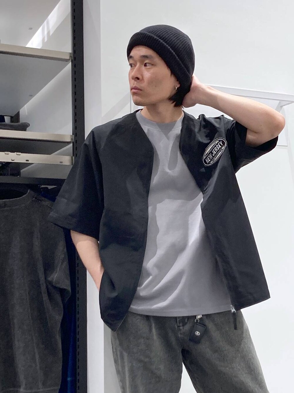 ブラック系のシャツ/ブラウス、グリーン系のデニムパンツ、グレー系のTシャツ/カットソーを着用したメンズの春コーディネートの5枚目の写真