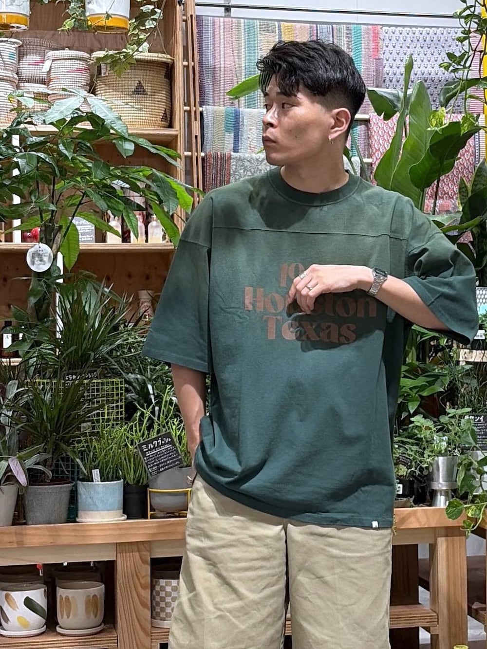 グリーン系のTシャツ/カットソー、ブラック系のソックス/靴下を着用したメンズの夏コーディネートの7枚目の写真