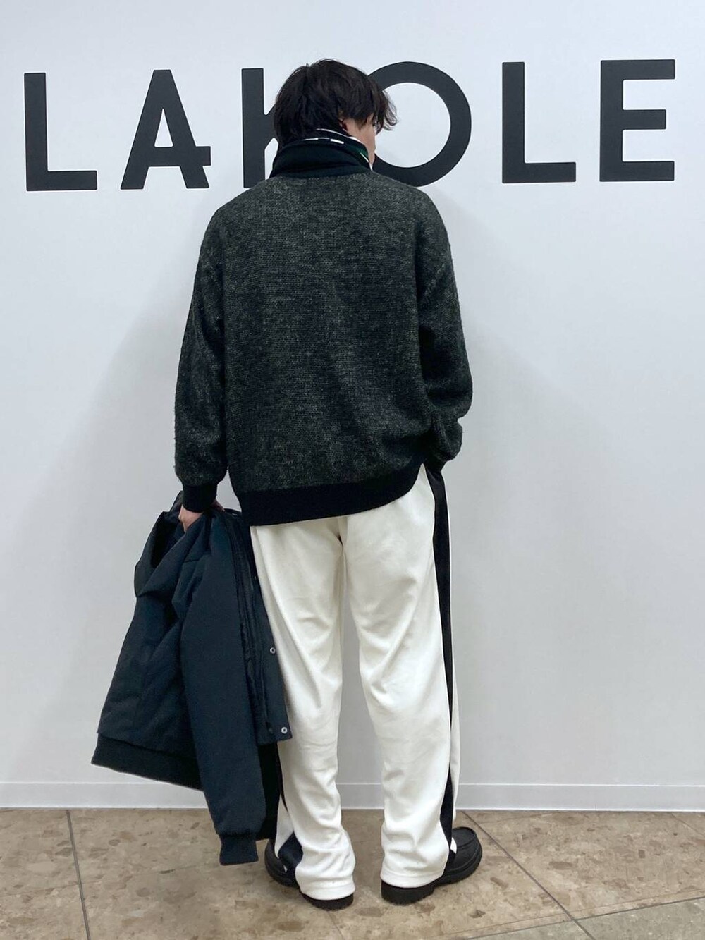 ブラック系のブルゾン、ブラック系のローファー、ブラック系のニット/セーターを着用したメンズの冬コーディネートの5枚目の写真