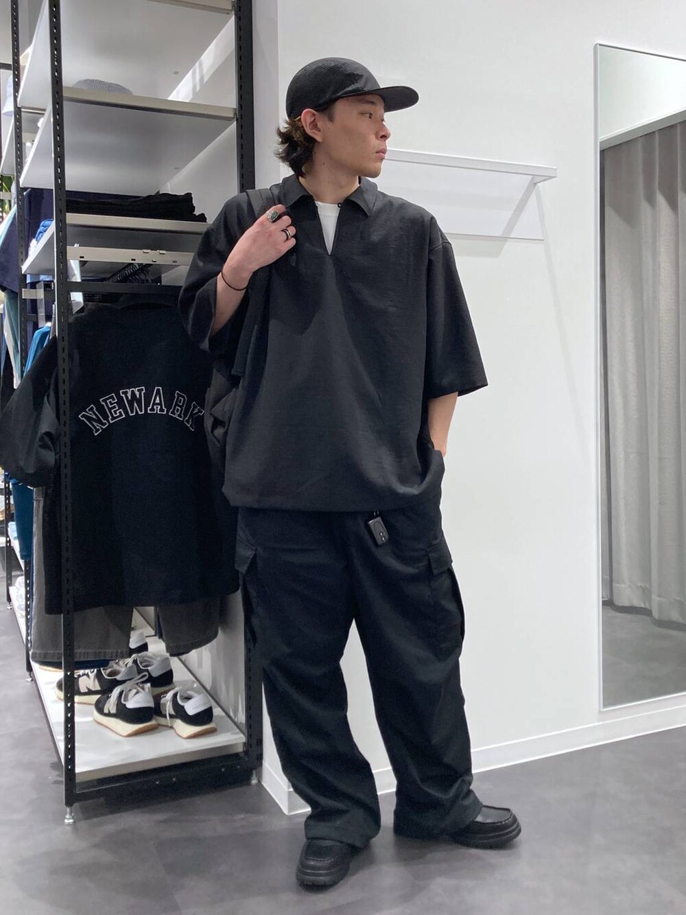 ブラック系のシャツ/ブラウス、ブラック系のローファー、ブラック系のカーゴパンツを着用したメンズの春コーディネートの6枚目の写真