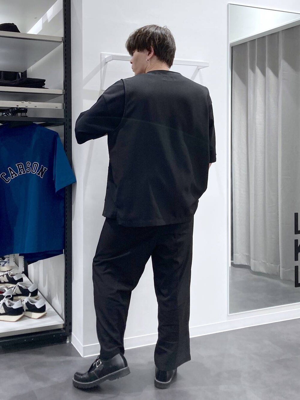 ブラック系のショルダーバッグ、ブラック系のその他シューズ、ブラック系のその他パンツを着用したメンズの春コーディネートの2枚目の写真