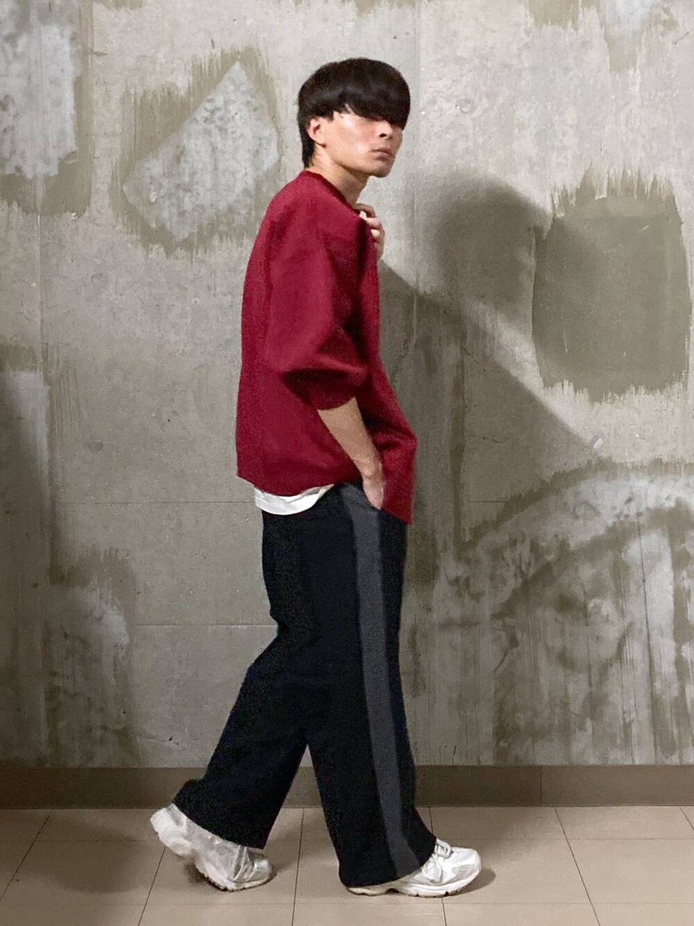 ホワイト系のTシャツ/カットソー、レッド系のカーディガン/ボレロ、ブラック系のその他パンツを着用したメンズの夏コーディネートの4枚目の写真