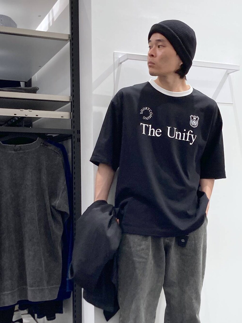 ブラック系のカーディガン/ボレロ、グリーン系のデニムパンツ、ブラック系のTシャツ/カットソーを着用したメンズの春コーディネートの9枚目の写真
