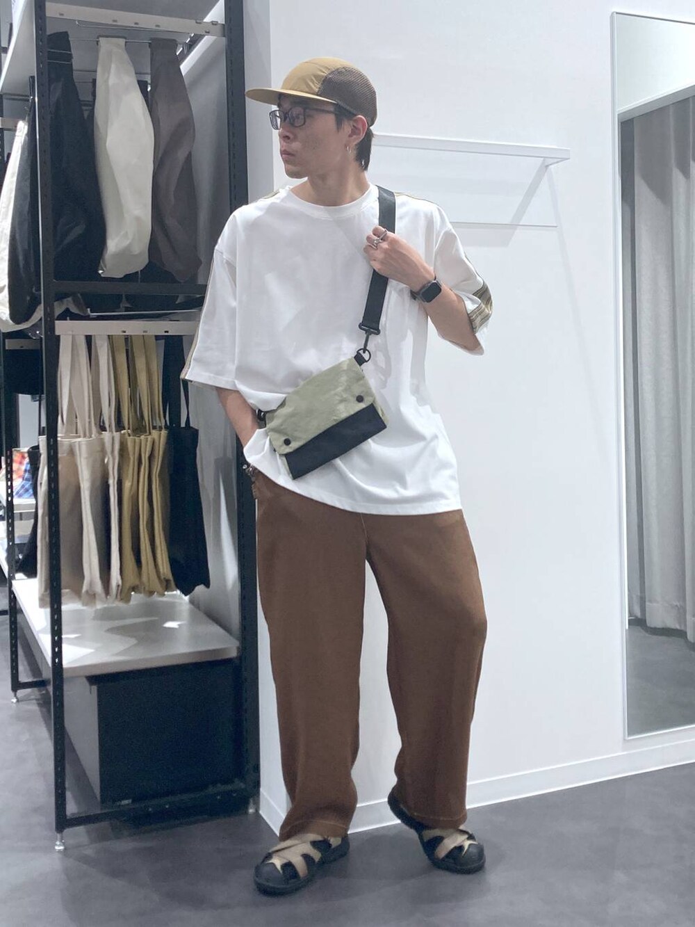 ブラウン系のその他パンツ、ベージュ系のショルダーバッグ、ベージュ系のサンダルを着用したメンズの夏コーディネートの3枚目の写真