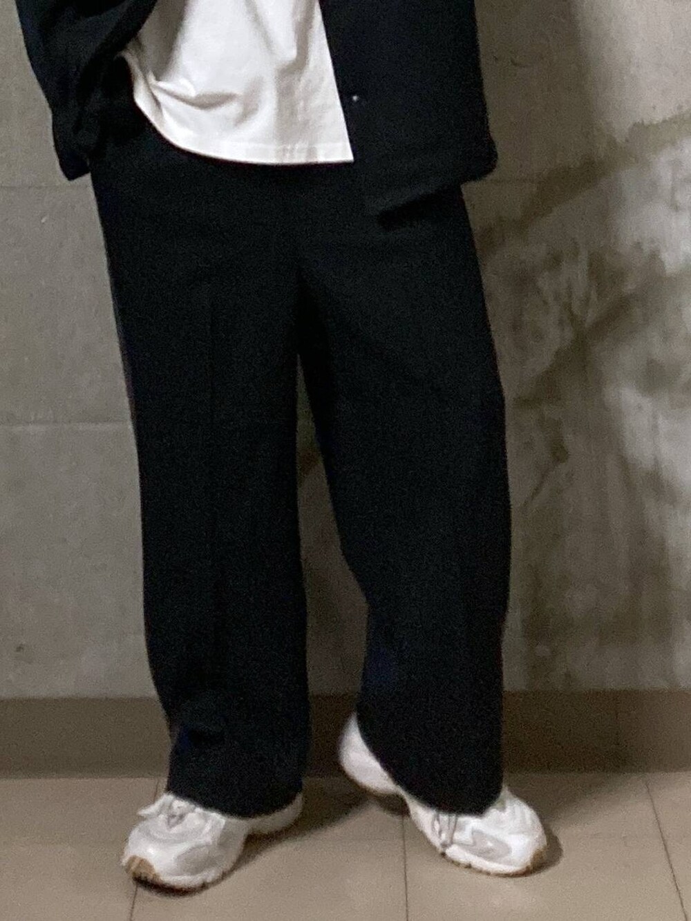 ホワイト系のTシャツ/カットソー、ブラック系のその他パンツ、ブラック系のカーディガン/ボレロを着用したメンズの夏コーディネートの6枚目の写真