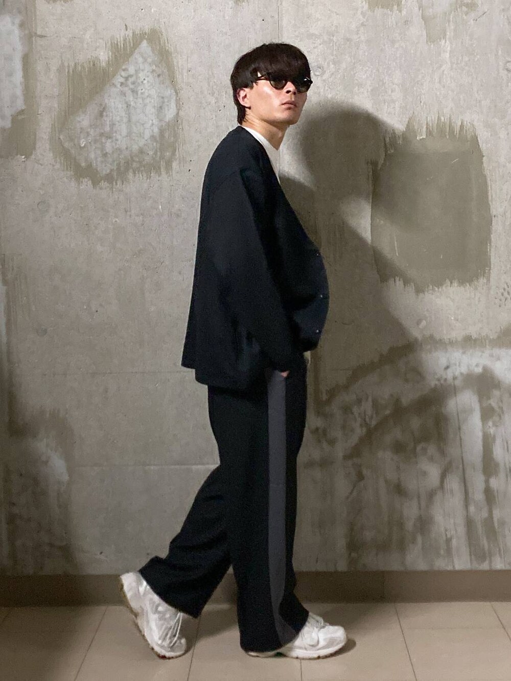 ホワイト系のTシャツ/カットソー、ブラック系のその他パンツ、ブラック系のカーディガン/ボレロを着用したメンズの夏コーディネートの4枚目の写真