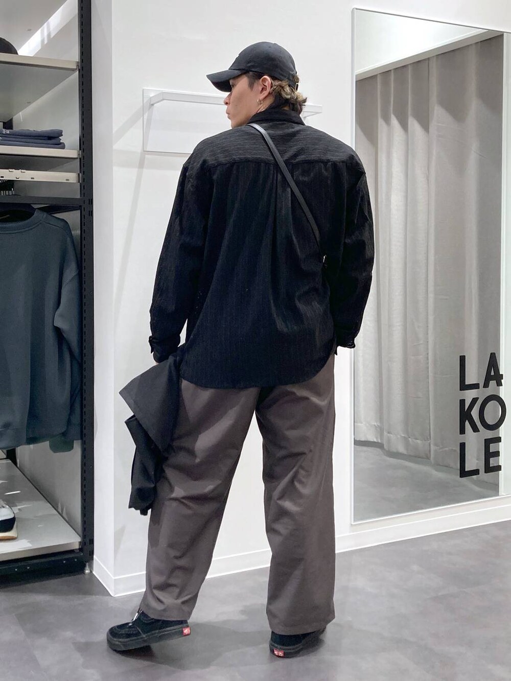 ブラック系のシャツ/ブラウス、ブラック系のショルダーバッグ、グレー系のその他パンツを着用したメンズの春コーディネートの5枚目の写真