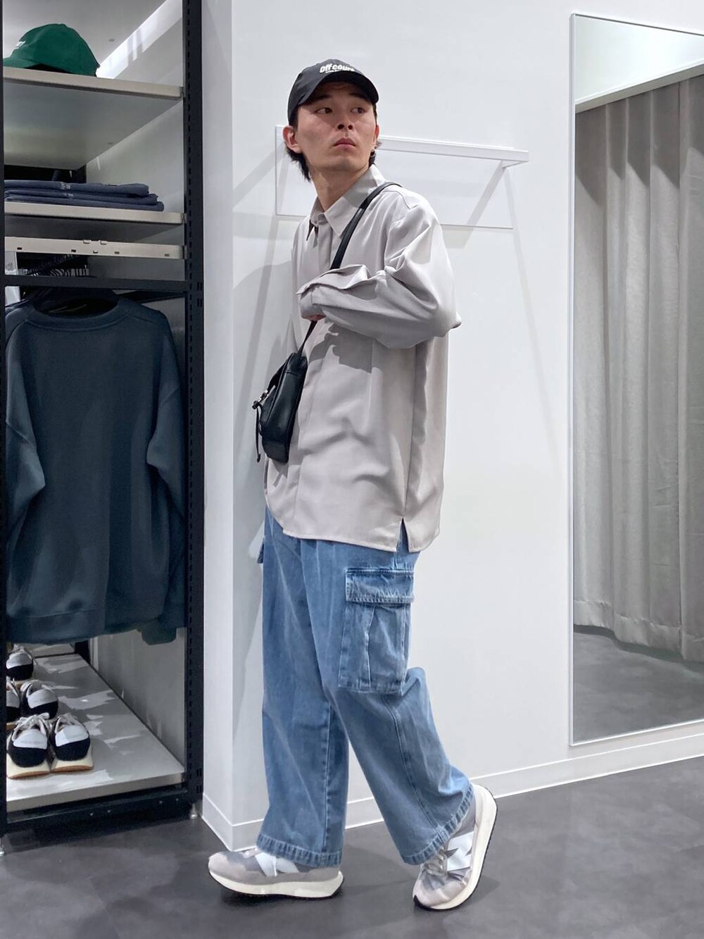 グレー系のスニーカー、ブルー系のデニムパンツ、グレー系のシャツ/ブラウスを着用したメンズの春コーディネートの3枚目の写真