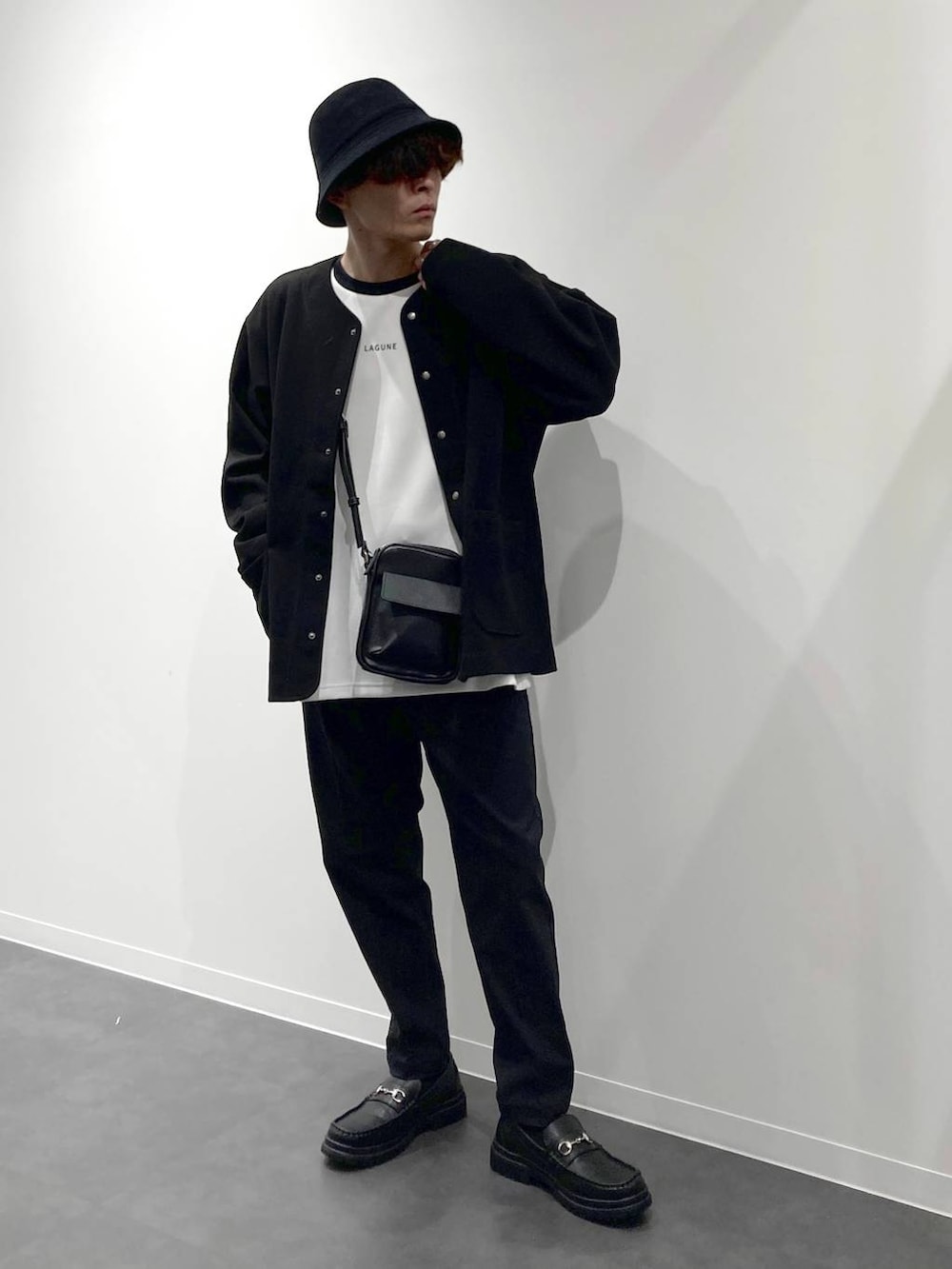 ブラック系のローファー、ホワイト系のTシャツ/カットソー、ブラック系のその他パンツを着用したメンズの秋コーディネートの7枚目の写真