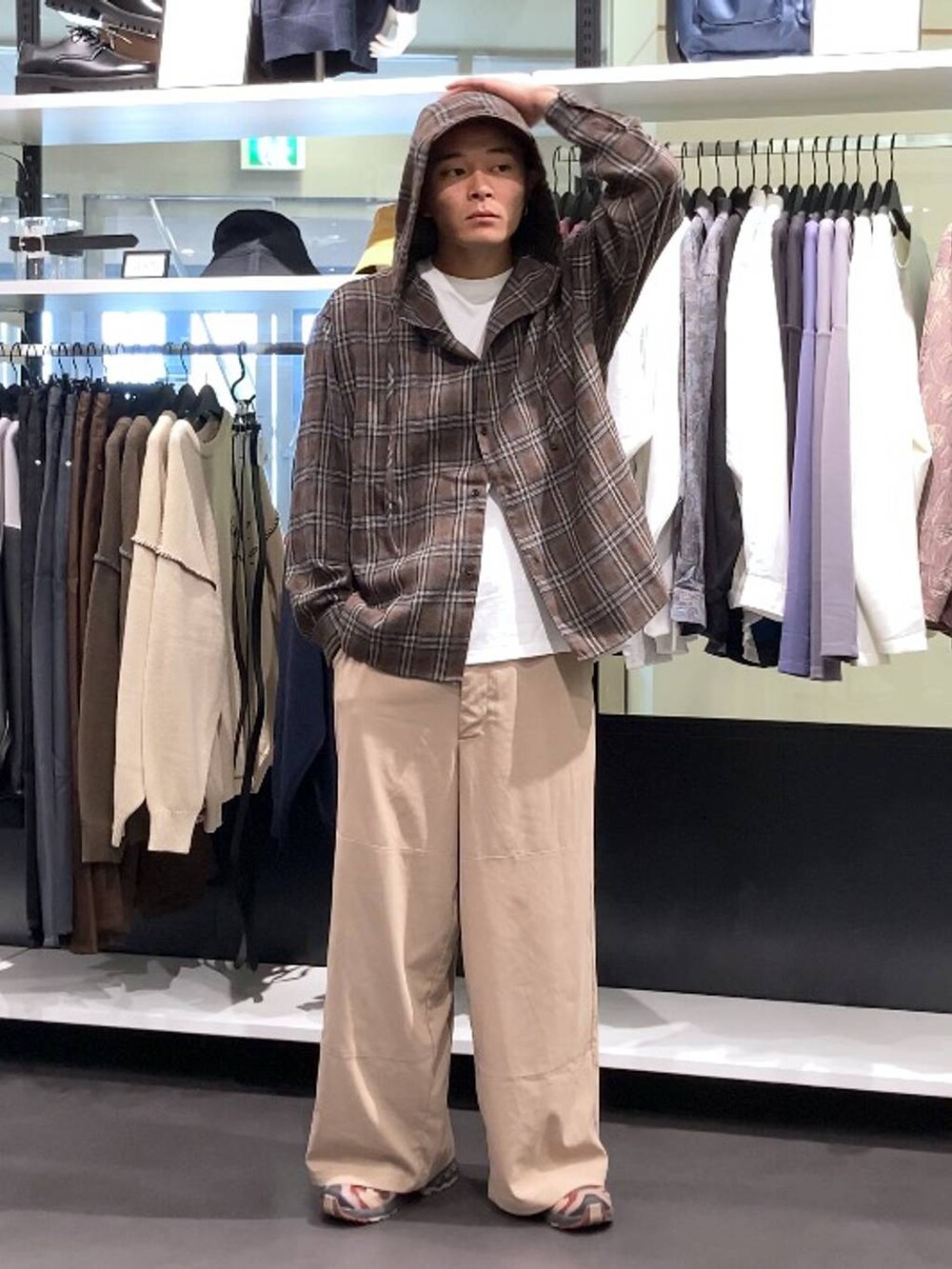 ホワイト系のTシャツ/カットソー、ベージュ系のその他パンツ、ブラウン系のシャツ/ブラウスを着用したメンズの秋コーディネートの9枚目の写真