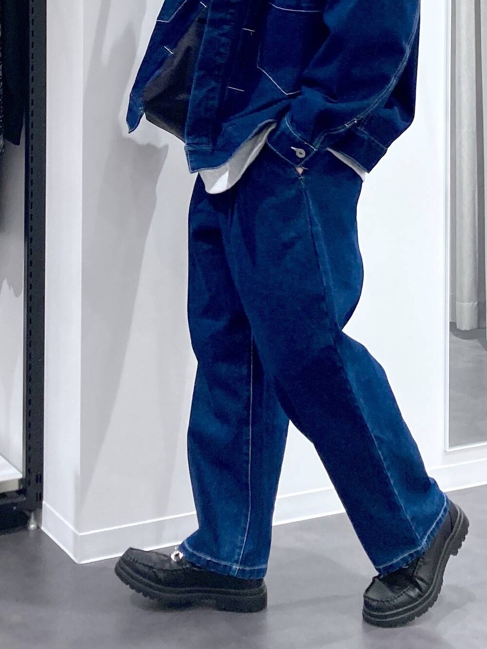 ブラック系のローファー、ブルー系のブルゾン、ブルー系のデニムパンツを着用したメンズの冬コーディネートの9枚目の写真