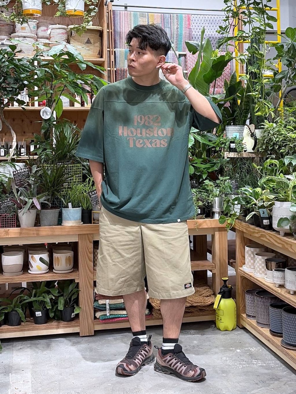 グリーン系のTシャツ/カットソー、ブラック系のソックス/靴下を着用したメンズの夏コーディネートの8枚目の写真
