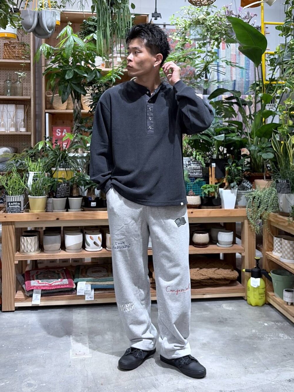 グレー系のスウェットパンツ、グレー系のTシャツ/カットソーを着用したメンズの秋コーディネートの5枚目の写真