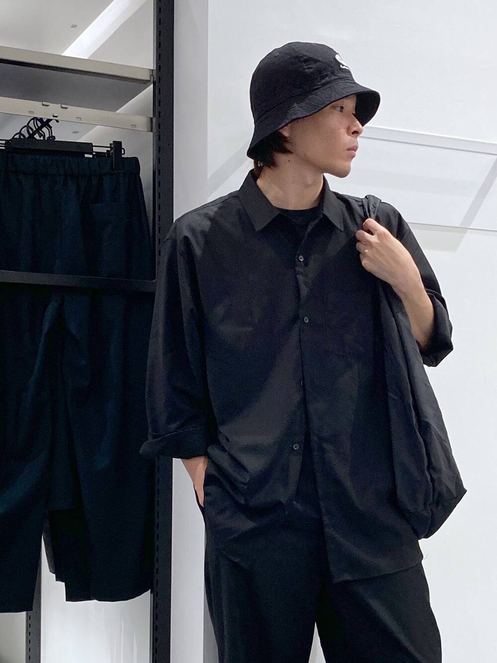 ブラック系のTシャツ/カットソー、ブラック系のシャツ/ブラウス、ブラック系のその他パンツを着用したメンズの夏コーディネートの6枚目の写真