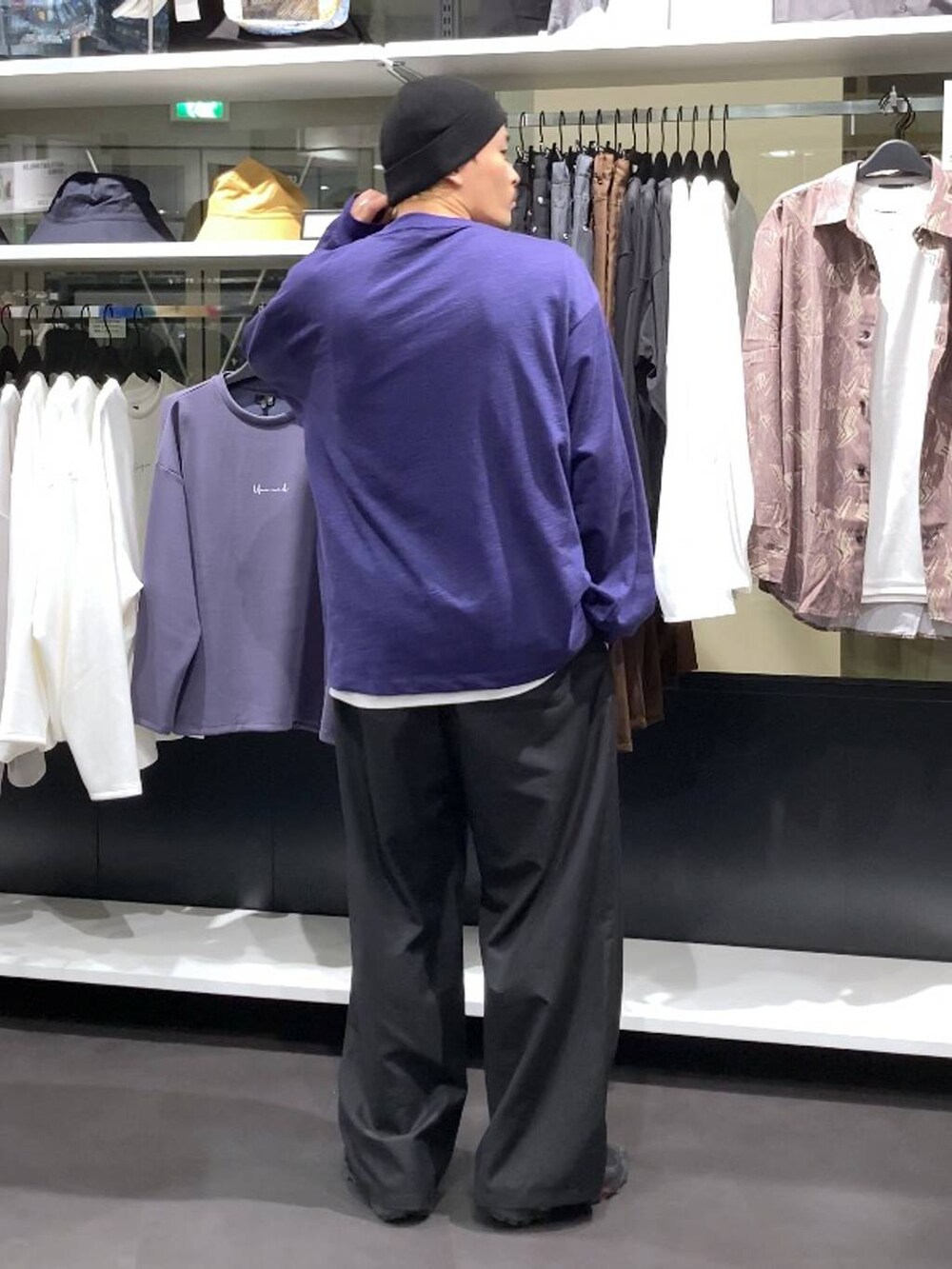 ホワイト系のTシャツ/カットソー、ブラック系のその他パンツ、ブラック系のニットキャップ/ビーニーを着用したメンズの秋コーディネートの2枚目の写真