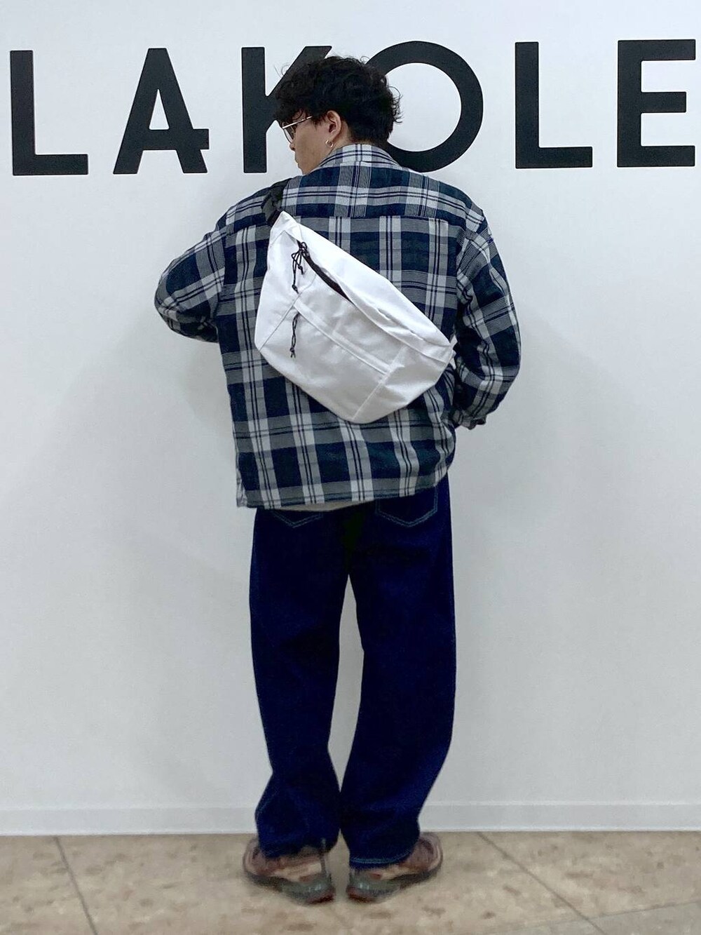 グレー系のTシャツ/カットソー、ホワイト系のボディバッグ/ウエストポーチ、ブルー系のシャツ/ブラウスを着用したメンズの春コーディネートの2枚目の写真