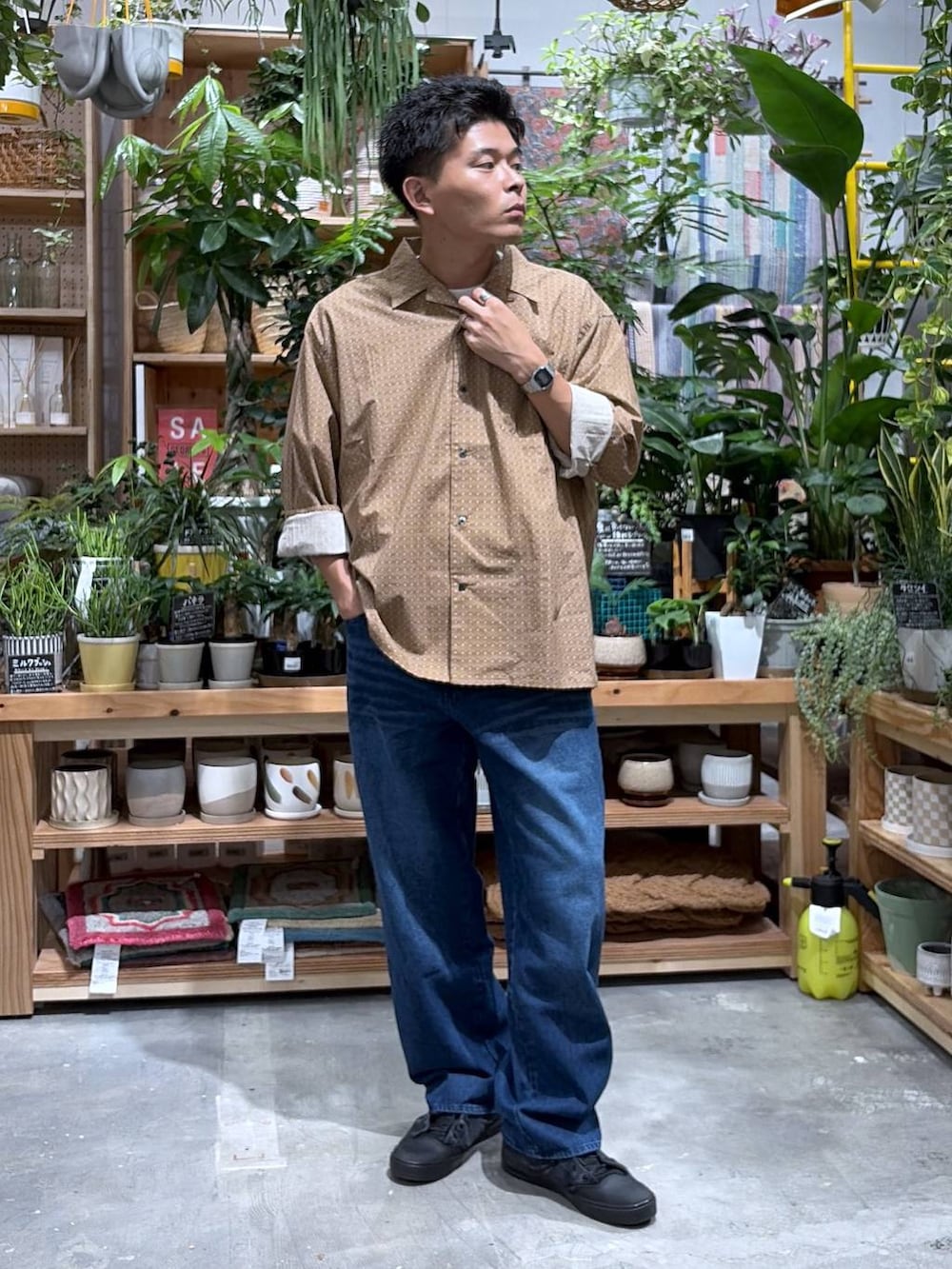 ブルー系のデニムパンツ、ベージュ系のシャツ/ブラウス、ホワイト系のTシャツ/カットソーを着用したメンズの秋コーディネートの9枚目の写真