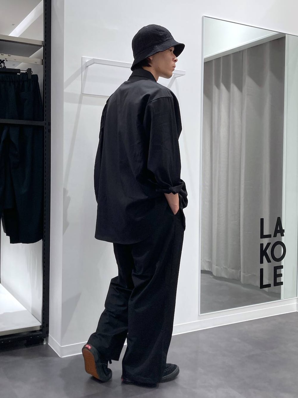 ブラック系のTシャツ/カットソー、ブラック系のシャツ/ブラウス、ブラック系のその他パンツを着用したメンズの夏コーディネートの4枚目の写真