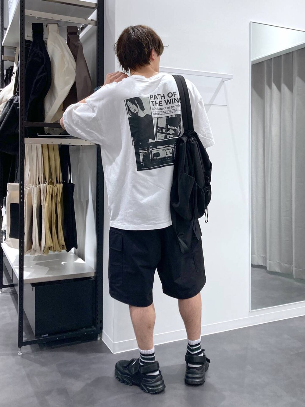 ブラック系のスニーカー、ブラック系のバックパック/リュック、ホワイト系のTシャツ/カットソーを着用したメンズの夏コーディネートの2枚目の写真