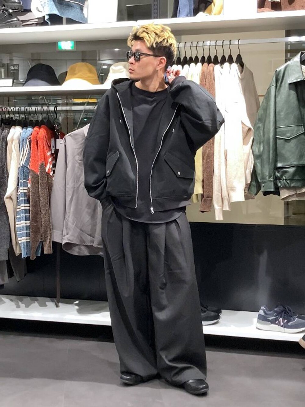 ブラック系のTシャツ/カットソー、ブラック系のスラックス、ブラック系のその他アウターを着用したメンズの秋コーディネートの7枚目の写真