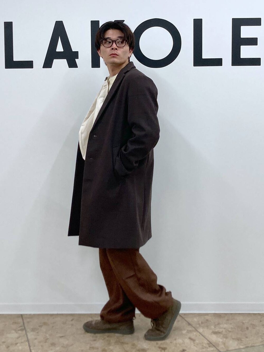 「休日コーデ、カジュアル、ゆったり、ラフ、デート/ロマンティック、LAKOLE、どっと変わっちゃえ、コート、チェスターコート、ニット、レイヤードスタイル、ワイドパンツ、ショルダーバッグ、サングラス、めがね」｜「LAKOLEのZIPキャンバスショルダー / 110640（ショルダーバッグ、ベージュ系）」を使った、shibaさん（メンズ・172cm）の冬コーディネートの3枚目の写真
