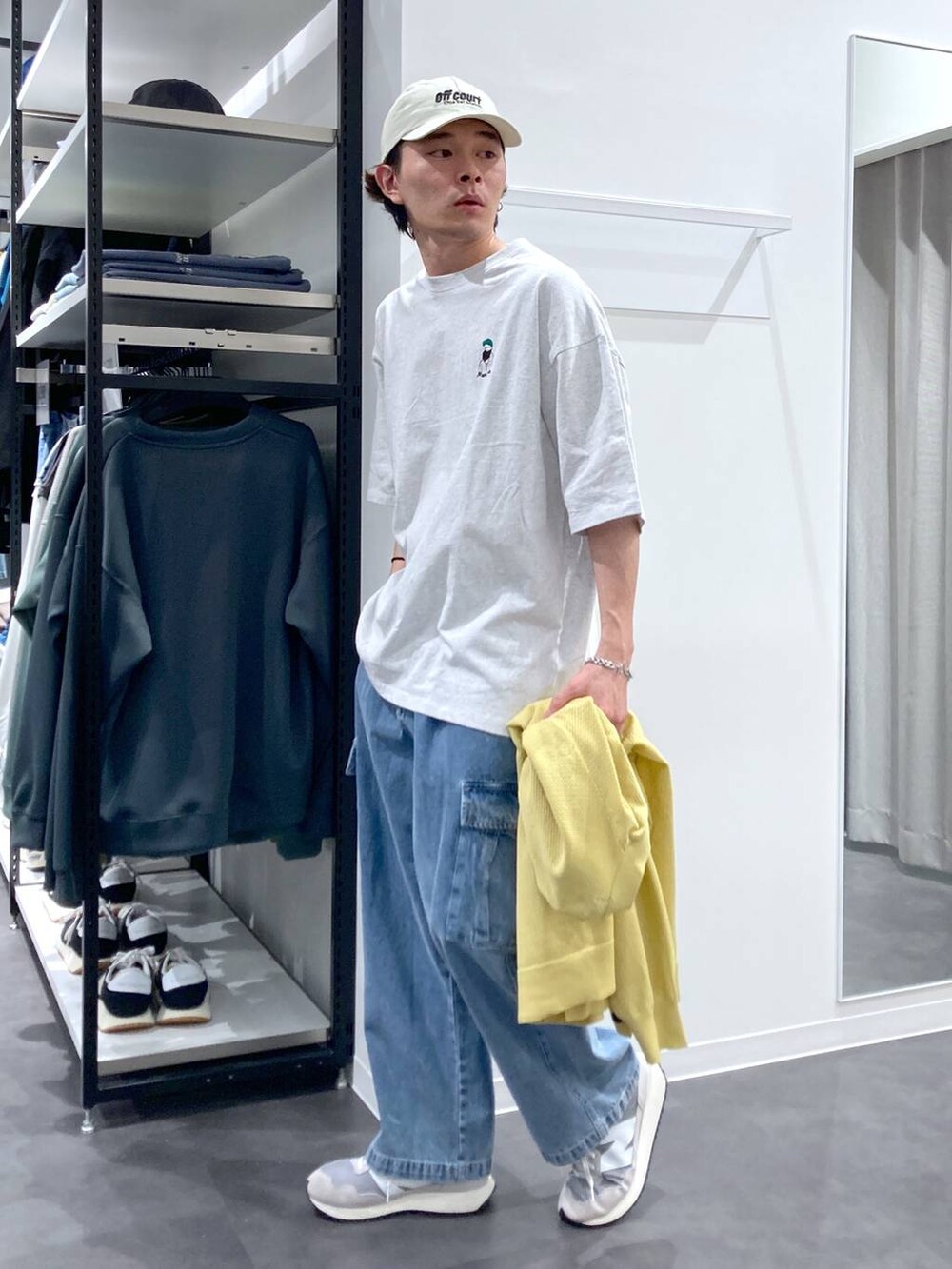 グレー系のTシャツ/カットソー、グレー系のスニーカー、ブルー系のデニムパンツを着用したメンズの春コーディネートの7枚目の写真