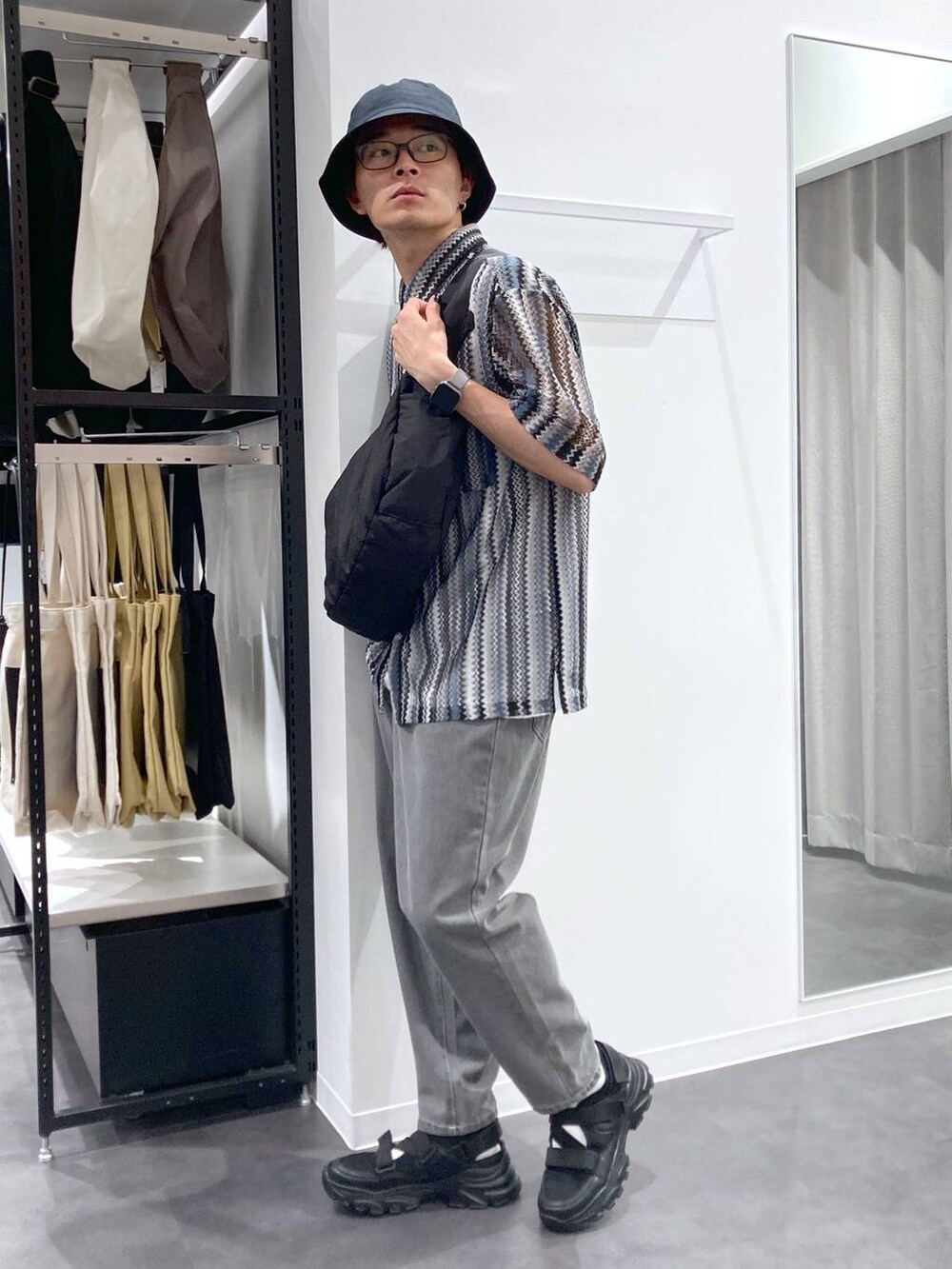 ブラック系のスニーカー、ブラック系のシャツ/ブラウス、ホワイト系のTシャツ/カットソーを着用したメンズの夏コーディネートの3枚目の写真