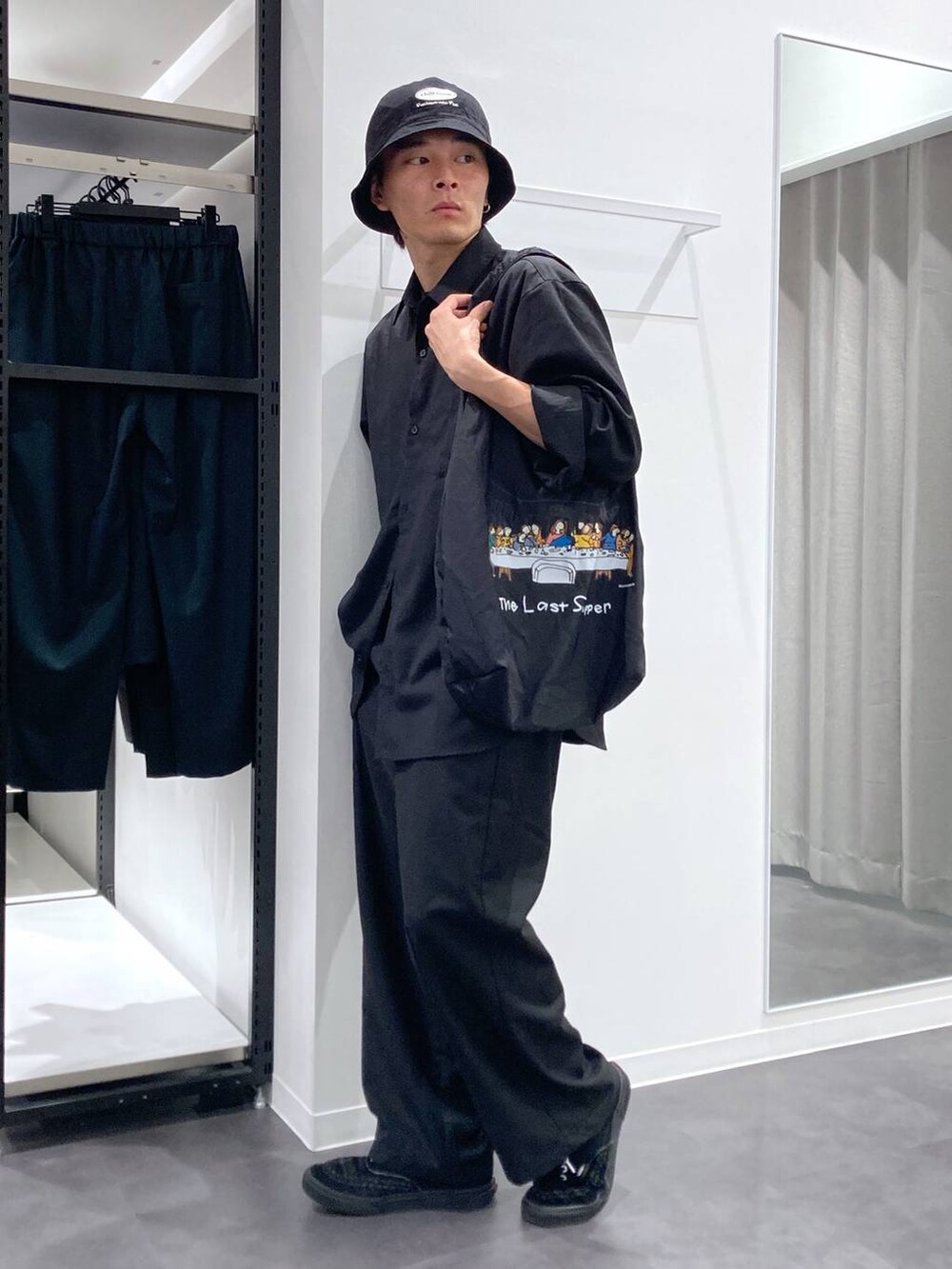 ブラック系のTシャツ/カットソー、ブラック系のシャツ/ブラウス、ブラック系のその他パンツを着用したメンズの夏コーディネートの3枚目の写真