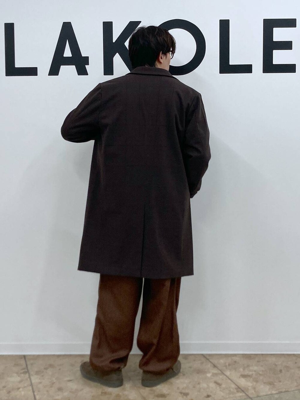「休日コーデ、カジュアル、ゆったり、ラフ、デート/ロマンティック、LAKOLE、どっと変わっちゃえ、コート、チェスターコート、ニット、レイヤードスタイル、ワイドパンツ、ショルダーバッグ、サングラス、めがね」｜「LAKOLEのZIPキャンバスショルダー / 110640（ショルダーバッグ、ベージュ系）」を使った、shibaさん（メンズ・172cm）の冬コーディネートの2枚目の写真