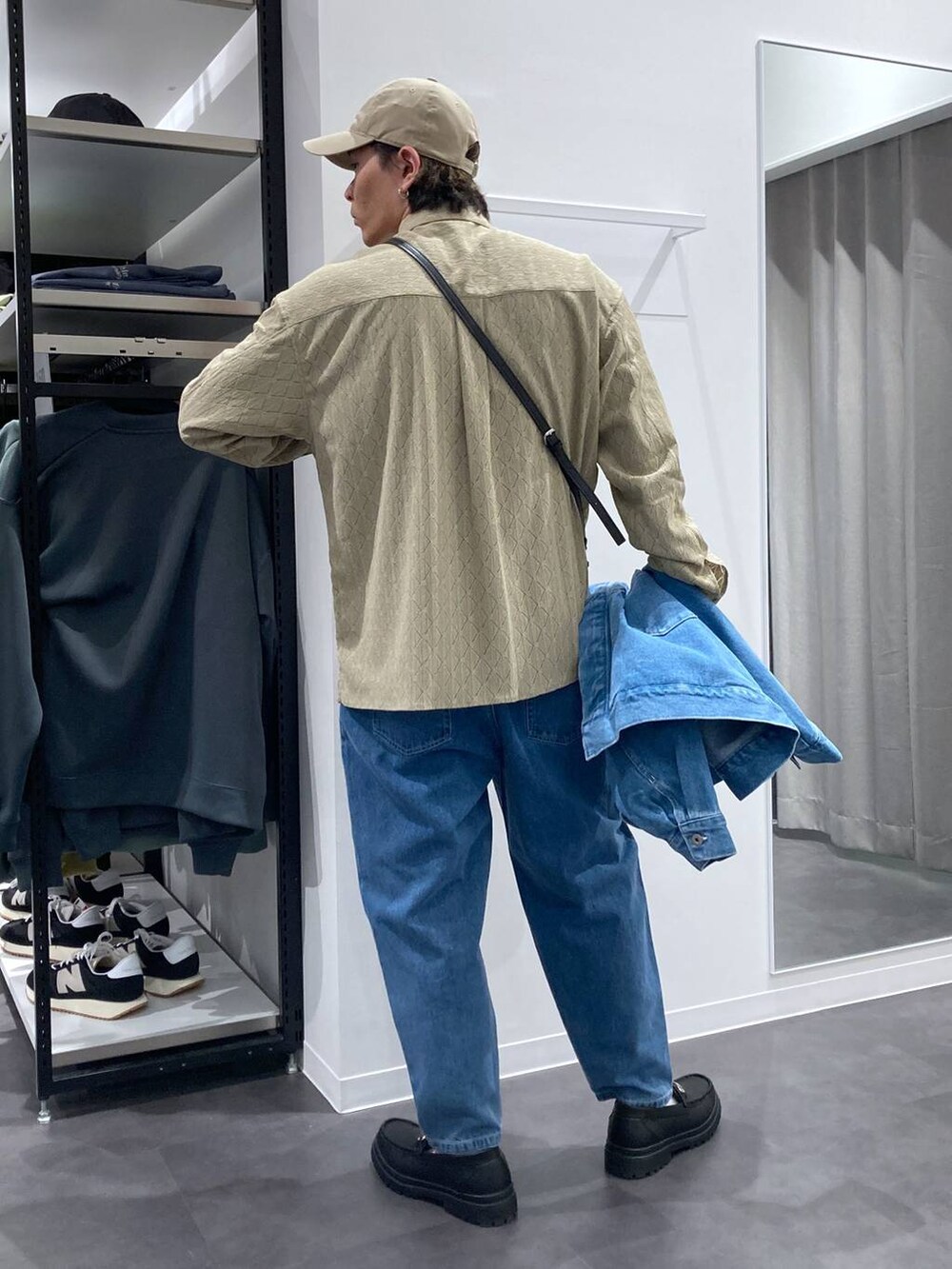 ベージュ系のシャツ/ブラウス、ブルー系のデニムパンツ、ブラック系のローファーを着用したメンズの春コーディネートの5枚目の写真