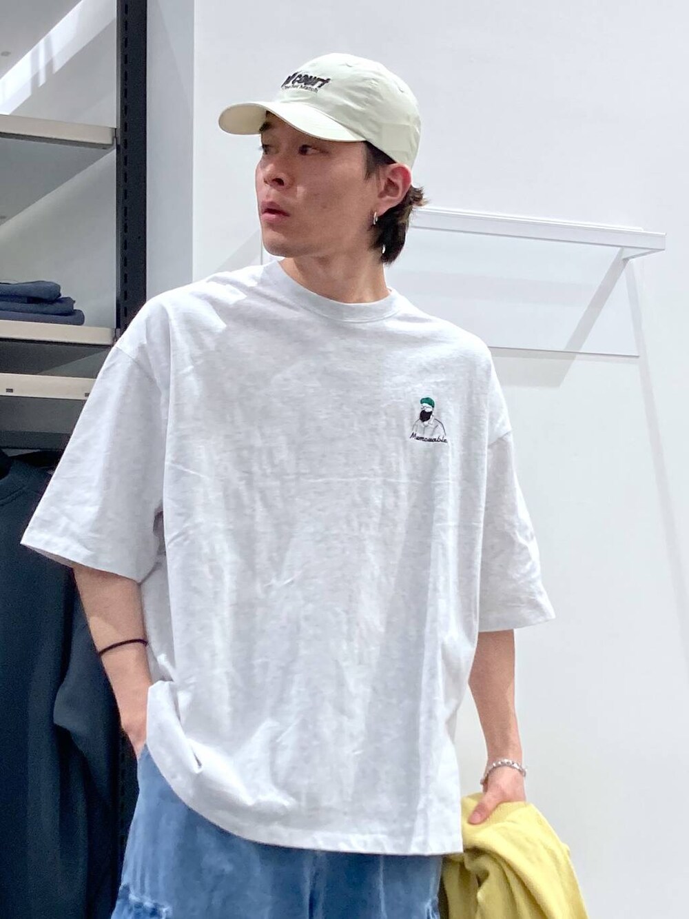 グレー系のTシャツ/カットソー、グレー系のスニーカー、ブルー系のデニムパンツを着用したメンズの春コーディネートの8枚目の写真